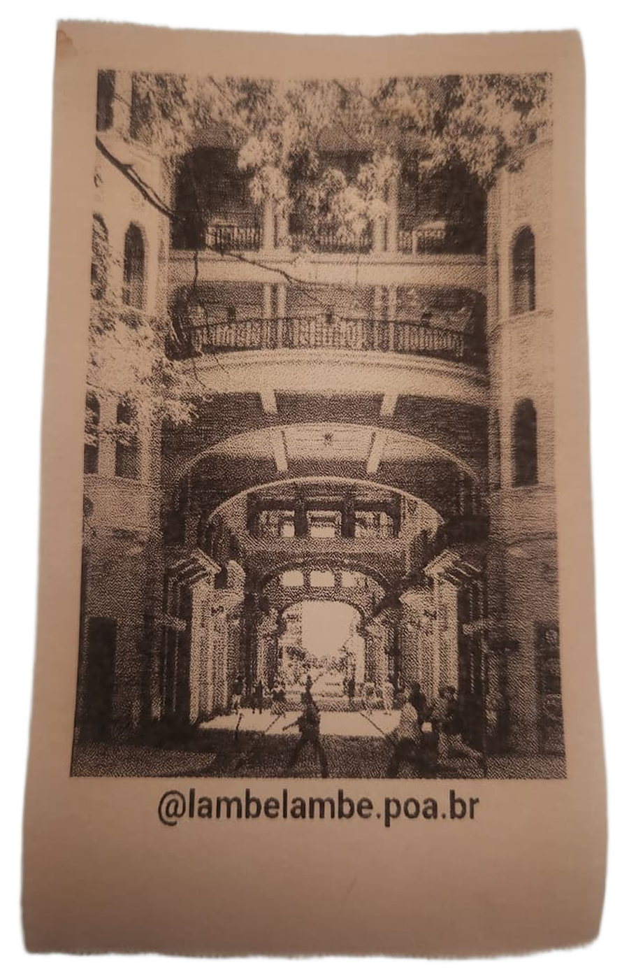 Fotografia impressa da Casa de Cultura Mario Quintana em papel térmico salmão.